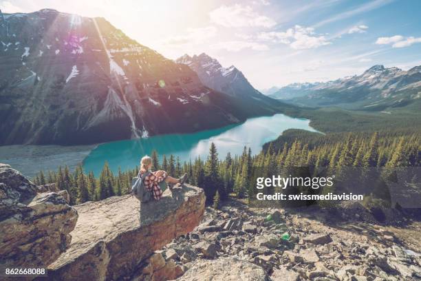 jonge vrouw wandelaar bovenop berg - peytomeer stockfoto's en -beelden