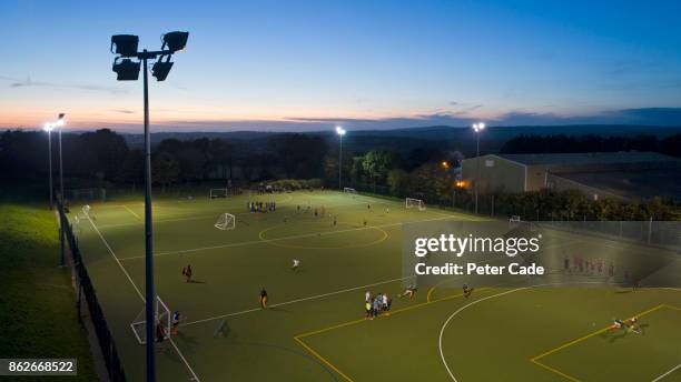 football game at night - football field stock-fotos und bilder