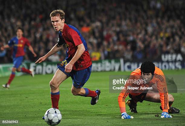 Aleksandr Hleb of Barcelona beats Petr Cech of Chelsea but fails to score during the UEFA Champions League Semi Final First Leg match between...