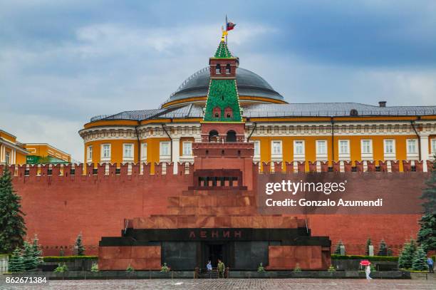 lenin mausoleum at moscow - monumento foto e immagini stock