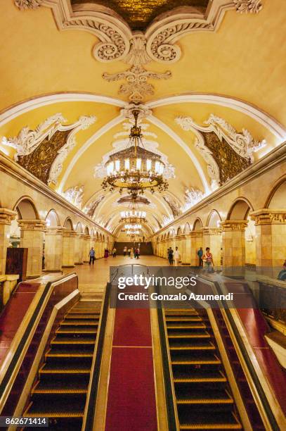 moscow metro - station van komsomolskaya stockfoto's en -beelden