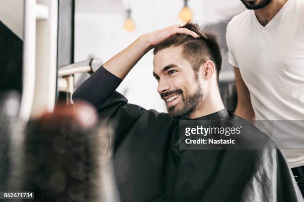 cliente soddisfatto presso parrucchiere - men hairstyle foto e immagini stock