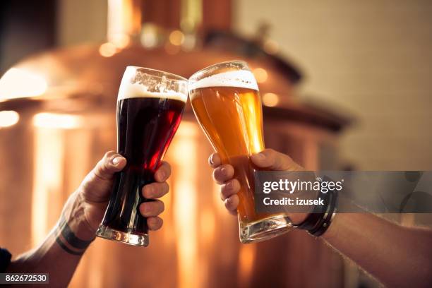 朋友舉杯同啤酒在小型釀酒廠 - craft beer 個照片及圖片檔