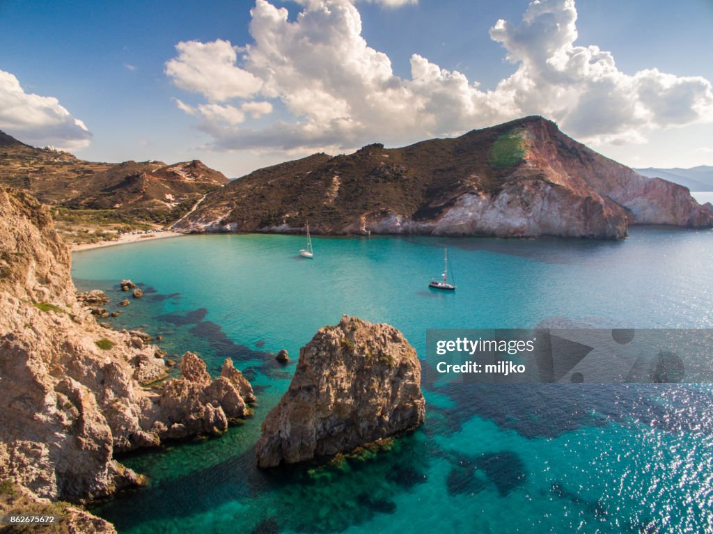 Veleros anclan en la bahía de la isla de Milos