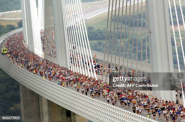 Competitors run during the "Viaduc" race , 13 May 2007 on the Millau viaduct, the world's tallest bridge. AFP PHOTO POOL REMY GABALDA / AFP PHOTO /...