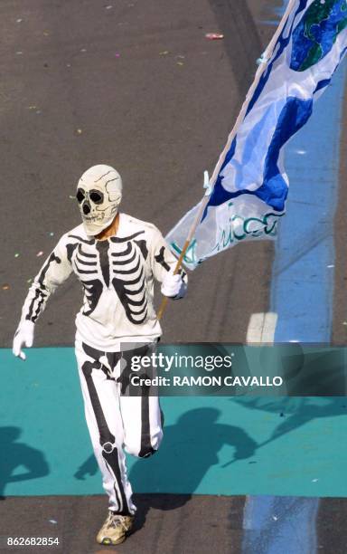 Man in a skeleton costume races in the XIX International Marathon in Mexico City 30 September 2001. Un hombre con traje de esqueleto y portando una...