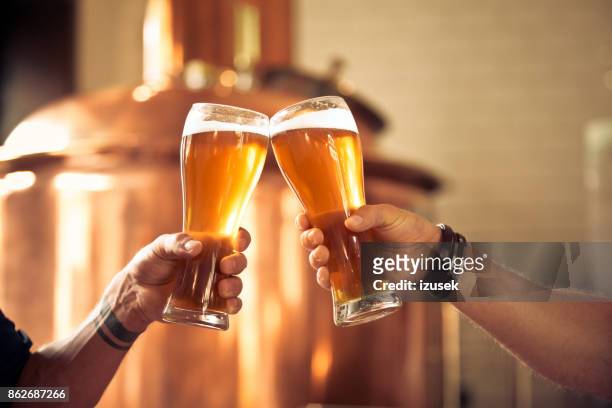 朋友舉杯同啤酒在小型釀酒廠 - 乾杯 個照片及圖片檔