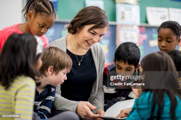 group story - kids reading in classroom stock pictures, royalty-free photos & images