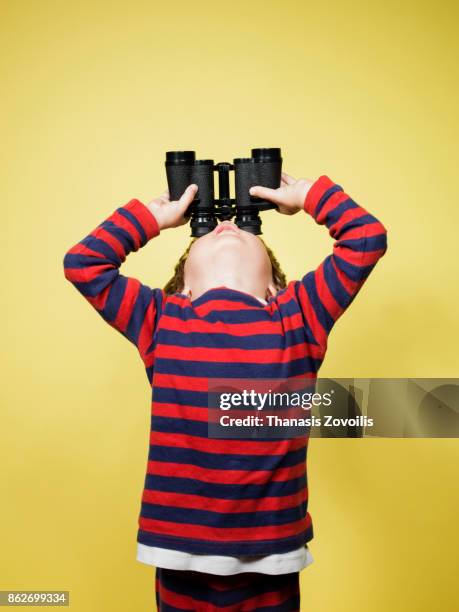 2 year old boy holding binoculars - finden suchen stock-fotos und bilder