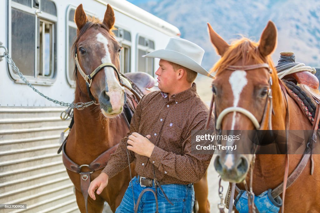 Cowboy si prepara a mettere una briglia sul suo cavallo per fare un giro