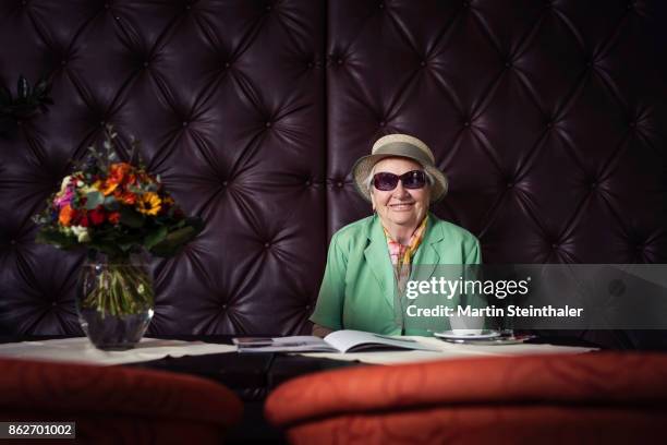 ältere lady mit hut beim kaffee trinken - cafe trinken stock pictures, royalty-free photos & images