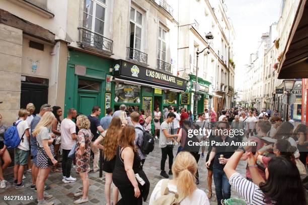 tourists enjoying at rue de rosiers in paris - de paris stock pictures, royalty-free photos & images