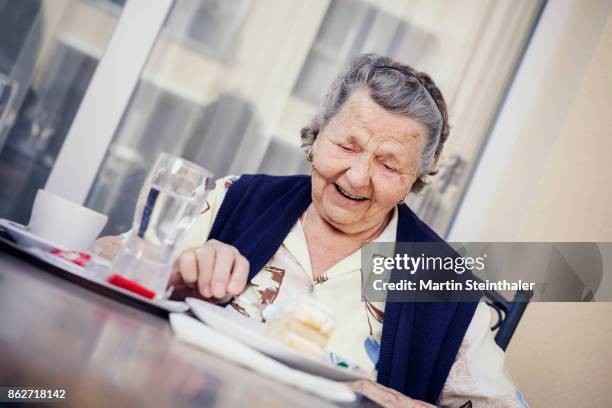 seniorin bei kaffee trinken und kuchen essen - senior essen stock pictures, royalty-free photos & images