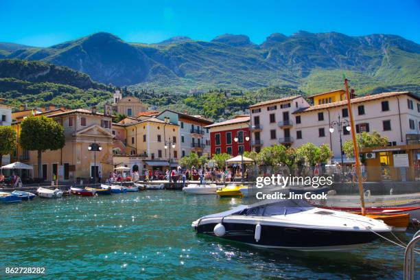 home away from home, malcesine harbor - lago di garda - fotografias e filmes do acervo