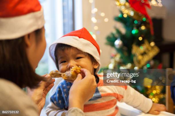 クリスマス ランチを持っている日本の家族 - japanese mother present ストックフォトと画像