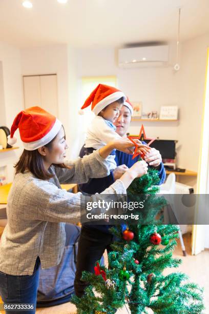 日本児クリスマス ツリー - japanese mother present ストックフォトと画像