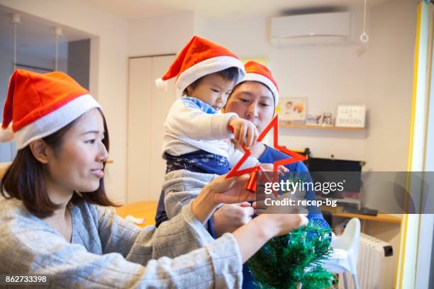 日本児クリスマス ツリー - japanese mother present ストックフォトと画像