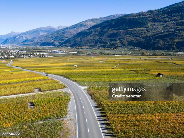 grand tour van wijnroute in zwitserland - xenotar stockfoto's en -beelden