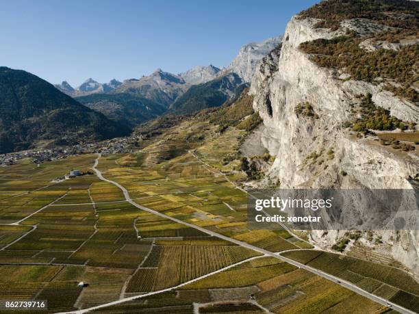 grand tour van wijnroute in zwitserland - xenotar stockfoto's en -beelden