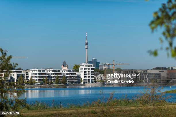 moderne gebouwen in de phoenix lake in dortmund (nordrhein westfalen) - dortmund stad stockfoto's en -beelden