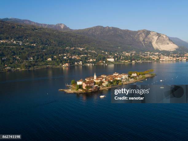 insel pescatori auf see lago maggiore - xenotar stock-fotos und bilder
