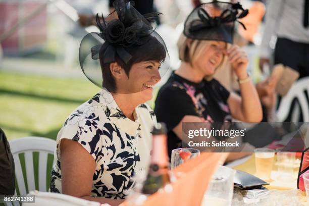 maduras en el día de la carrera - moda femenina en las carreras de caballos fotografías e imágenes de stock