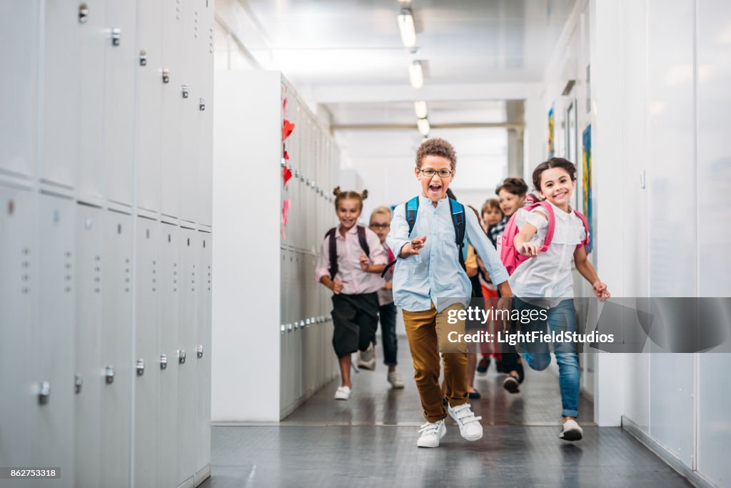 Leerlingen lopen door school corridor