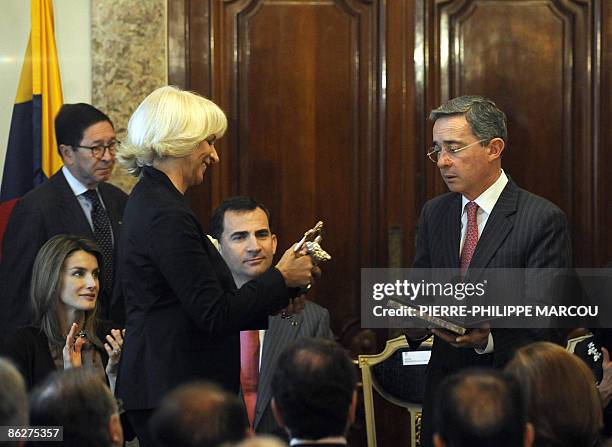 Colombian President Alvaro Uribe receives the "Cortes de Cádiz a la Libertad" award from Cadiz Mayoress Teofila Martinez in Madrid on April 29, 2009....