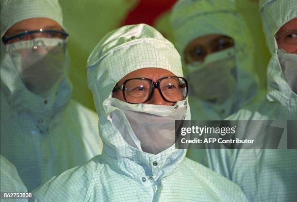 Cinese President Jiang Zemin watches a demonstration in a research lab at the Bell Laboratories of Lucent Technology in Murray Hill, NJ 31 October....