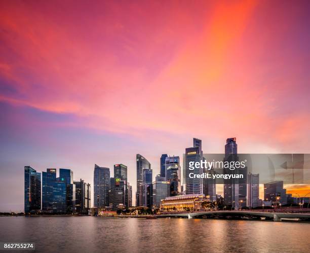 panorama de singapour au coucher du soleil - singapore photos et images de collection