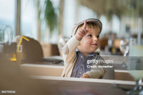 gelukkige jongen in het restaurant - restaurant kids stockfoto's en -beelden