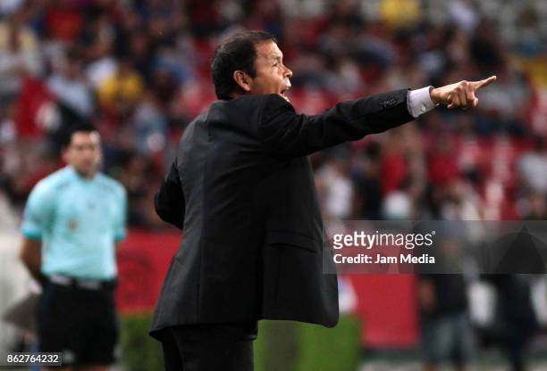 Jose Guadalupe Cruz coach of Atlas gestures during the 10th round match between Atlas and Morelia as part of the Torneo Apertura 2017 Liga MX at...