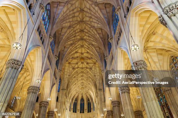 st. patrick's cathedral interior, new york - luogo di preghiera foto e immagini stock