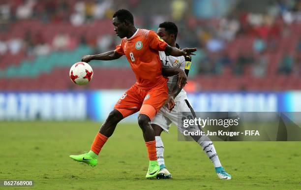 Habibou Sofiane of Niger holds off Isaac Gyamfi of Ghana during the FIFA U-17 World Cup India 2017 Round of 16 match between Ghana and Niger at Dr DY...
