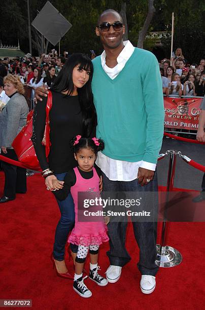 Vanessa Bryant, Kobe Bryant and Natalia Diamante Bryant