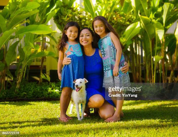 outdoor portret van hawaiian polynesische familie met kinderen, moeder en huisdier hond - groepsfoto 6 personen stockfoto's en -beelden