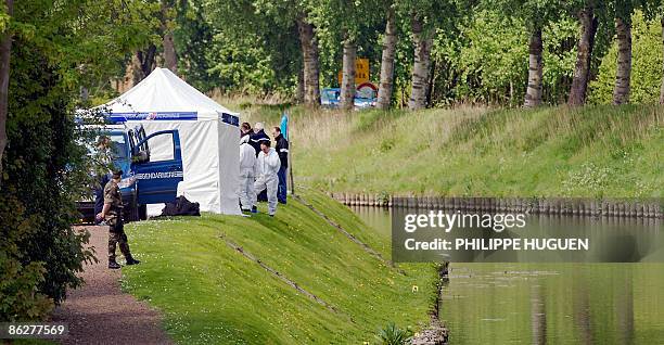 Des gendarmes de l'identité judiciaire s'affairent le 29 avril 2009 près du Canal à Bergues après la découverte du corps de Jonathan Carbon, un...