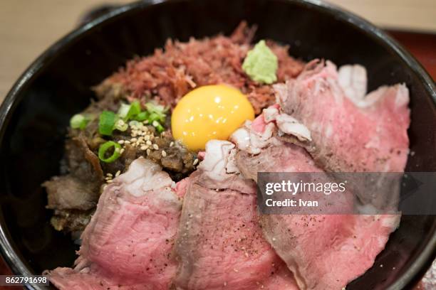 japanese cuisine, raw beef donburi rice with egg yolk, steak tartare - filet americain stockfoto's en -beelden