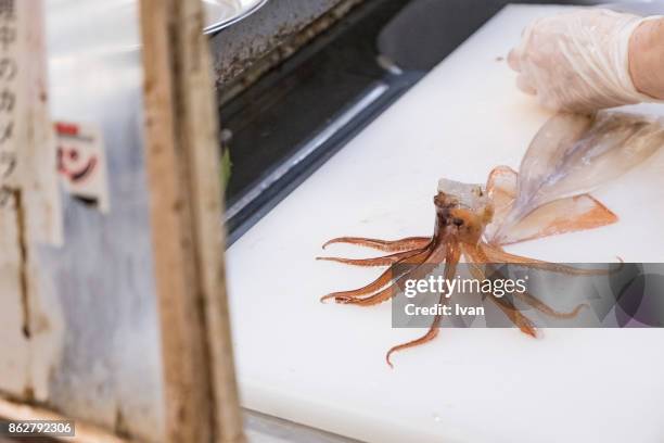 preparing japanese raw, alive octopus sashimi - wasabi photos et images de collection