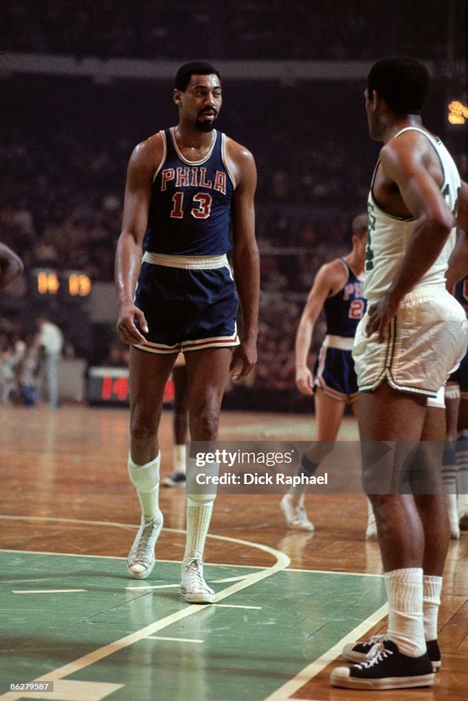 Wilt Chamberlain of the Philadelphia 76ers looks on in a game against  Foto di attualità - Getty Images