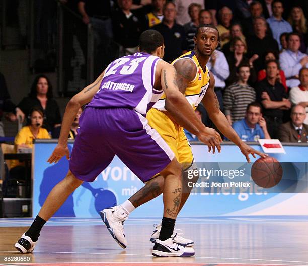 Chris Oliver of Goettingen challenges Je'kel Foster of Oldenburg during the Basketball Bundesliga match between EWE Baskets Oldenburg and MEG...