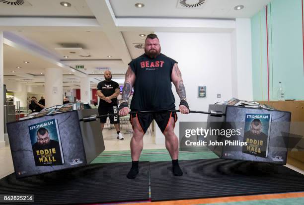 Eddie Hall, who was recently crowned the worlds strongest man, set a new World Record for the Silver Dollar Deadlift from 18Ó. Eddie lifted 90 stone,...