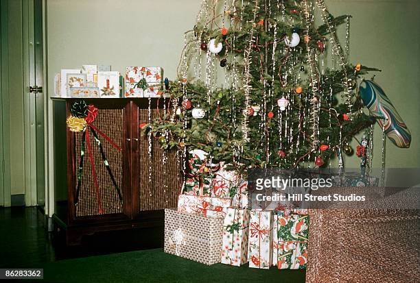 christmas tree and presents - christmas tree 50's stockfoto's en -beelden