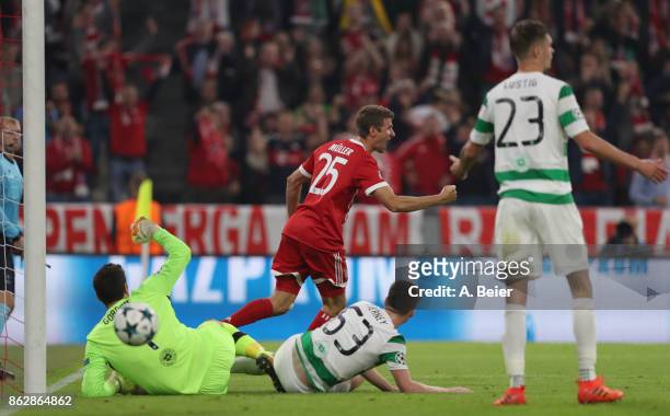 Thomas Mueller of FC Bayern Muenchen celebrates his first goal against goalkeeper Craig Gordon, Kieran Tierney and Mikael Lustig of Celtic FC during...