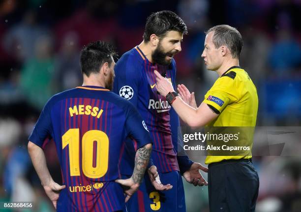 Gerard Pique of Barcelona argues with referee William Collum after being shown a red card during the UEFA Champions League group D match between FC...