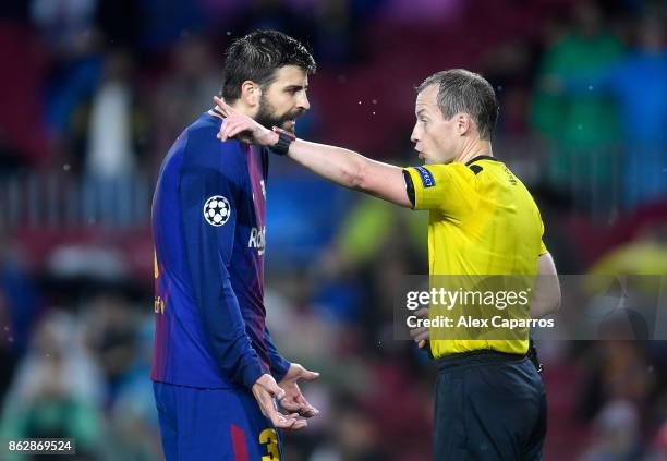 Gerard Pique of Barcelona argues with referee William Collum after being shown a red card during the UEFA Champions League group D match between FC...