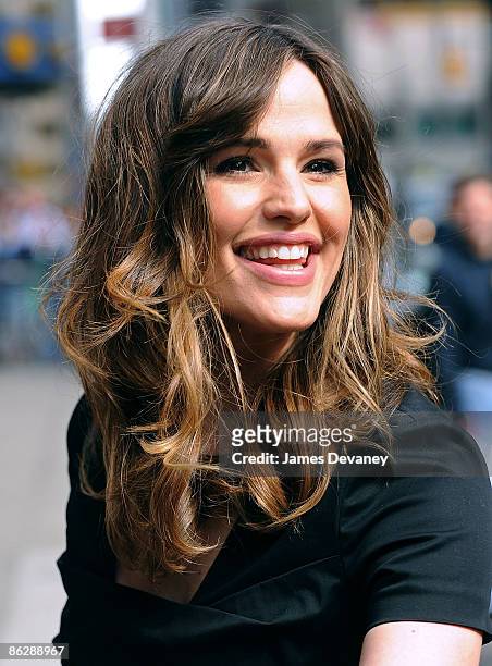 Jennifer Garner visits "Late Show with David Letterman" at the Ed Sullivan Theater on April 29, 2009 in New York City.