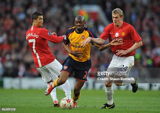 Abou Diaby of Arsenal battles for the ball with Darren Fletcher of Manchester United during the UEFA Champions League Semi Final First Leg match...