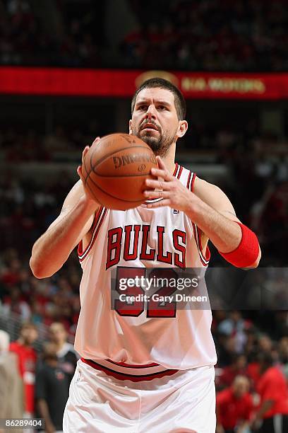 Brad Miller of the Chicago Bulls shoots a free throw in Game Four of the Eastern Conference Quarterfinals against the Boston Celtics during the 2009...