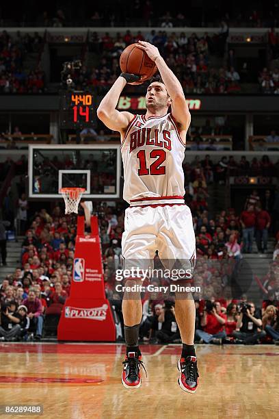 Kirk Hinrich of the Chicago Bulls shoots a jumper in Game Four of the Eastern Conference Quarterfinals against the Boston Celtics during the 2009 NBA...